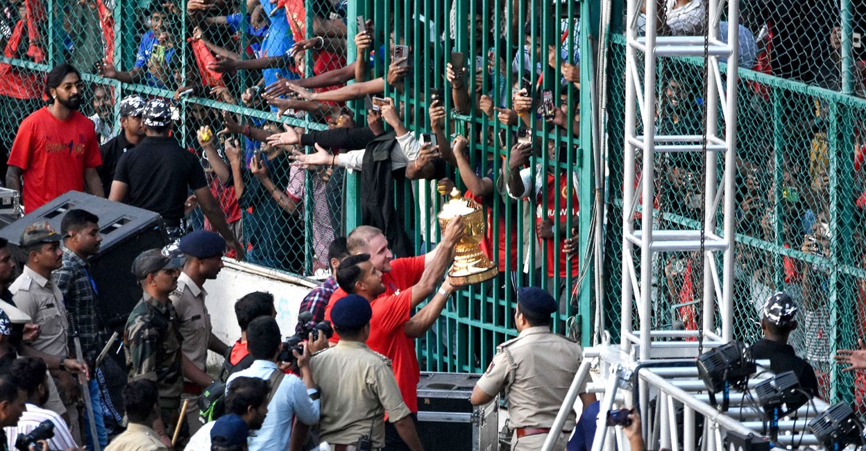 18 വർഷത്തെ കാത്തിരിപ്പ്, കണ്ണീരിൽ മുങ്ങി ആര്‍സിബിയുടെ കന്നിക്കിരീടം; ലക്ഷങ്ങളെ നിയന്ത്രിക്കാൻ 5,000 പൊലീസ് മതിയോ?