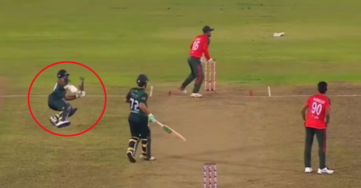 മുഖം മാറ്റിയാലും ‘പഴയ കളി’ പാക്കിസ്ഥാന്‍ മറക്കില്ല; തിരിച്ചോടുന്നതിനിടെ ഗ്രൗണ്ടിൽ വീണു, റൺഔട്ടായി ബാറ്റർ– വിഡിയോ