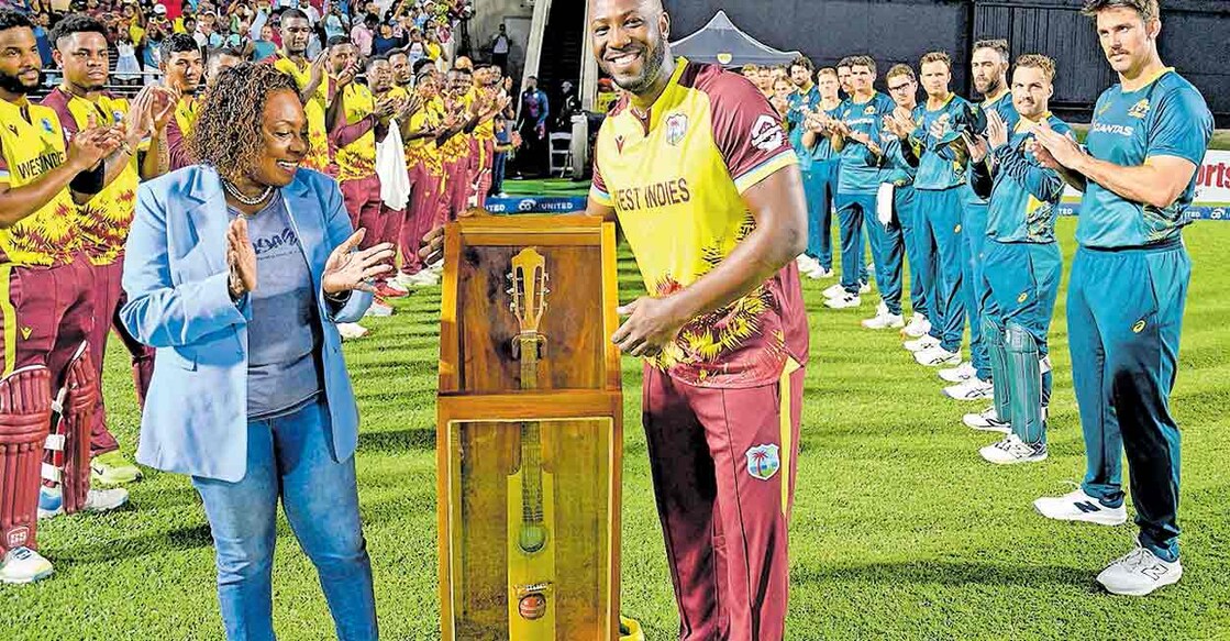 
വിരമിക്കൽ മത്സരത്തിനു മുൻപ് ആന്ദ്രെ റസലിന് വെസ്റ്റിൻഡീസ് ക്രിക്കറ്റ് ബോർഡ് സമ്മാനം നൽകി ആദരിച്ചപ്പോൾ