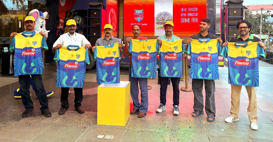  കെസിഎ അപ്പക്സ് കൗൺസിൽ മെമ്പർ സതീശൻ .കെ, തൃശൂർ ഡിസ്ട്രിക്റ്റ് ക്രിക്കറ്റ് അസോസിയേഷൻ ട്രഷറർ നന്ദകുമാർ, വൈസ് പ്രസിഡന്റ്  അനിൽകുമാർ കെ.എ, മെമ്പർ എം.എൻ. രാമചന്ദ്രൻ, ടൈറ്റൻസ് താരമായ സിബിൻ പി. ഗിരീഷ് ക്ലബ് മാനേജ്‌മെന്റ് അംഗമായ വിപിൻ നമ്പ്യാർ എന്നിവർ ജഴ്സിയുമായി