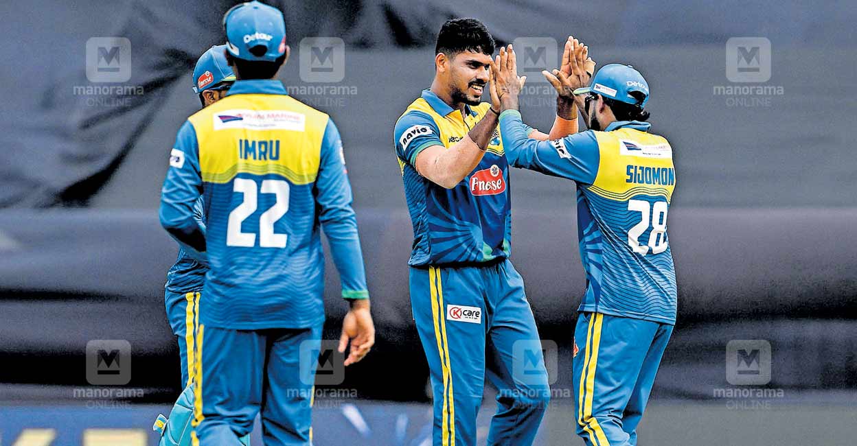 ആലപ്പി റിപ്പിൾസ് തുഴഞ്ഞ കാര്യവട്ടത്ത് ടൈറ്റൻസിന്റെ തൂക്കിയടി; തൃശൂർ പൂരം