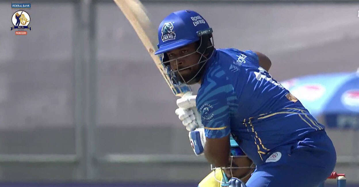 ഒരു പന്ത്, രണ്ട് സിക്സ്, 13 റൺസ്; ഏഷ്യാ കപ്പിനു മുൻപ് വെടിക്കെട്ട് തുടർന്ന് സഞ്ജു സാംസൺ; തൃശൂരിനും രക്ഷയില്ല- വിഡിയോ