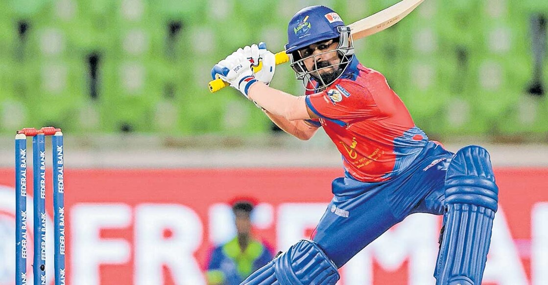 അർധ സെഞ്ചറി നേടി വിജയശിൽപിയായ കൊല്ലം സെയ്‌ലേഴ്സിന്റെ എം.എസ്.അഖിൽ ബാറ്റിങ്ങിനിടെ