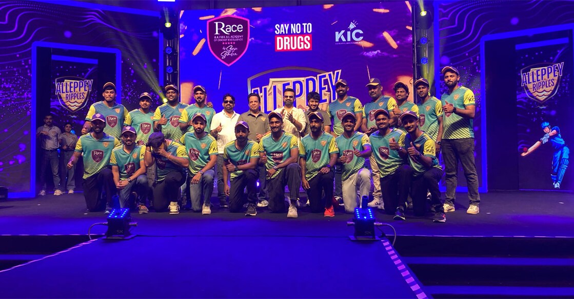 ആലപ്പി റിപ്പിള്‍സ് താരങ്ങൾ കുഞ്ചാക്കോ ബോബനോടൊപ്പം. ചിത്രം∙ മനോരമ