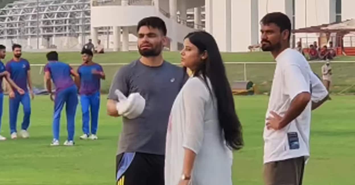 പരിശീലനത്തിനിടെ റിങ്കു സിങ്ങിന് അപ്രതീക്ഷിത അതിഥി; ഭാവി വധു കൂടിയായ സമാജ്‌വാദി പാർട്ടി എംപിയുടെ ‘മിന്നൽ സന്ദർശനം’– വിഡിയോ