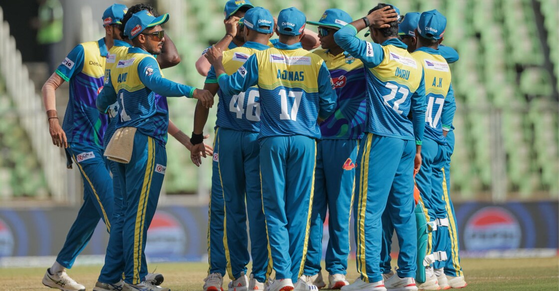 തൃശൂർ ടൈറ്റൻസ് താരങ്ങൾ മത്സരത്തിനിടെ. (Photo Arranged)