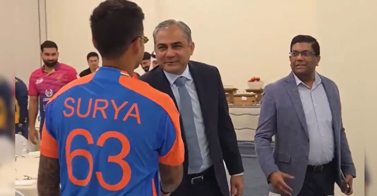 ‘ആ കൈകളിൽ രക്തമുണ്ട്’: പാക്ക് ബോർഡ് തലവന് ഹസ്തദാനം നൽകിയ സൂര്യകുമാറിന് വൻ വിമർശനം– വിഡിയോ