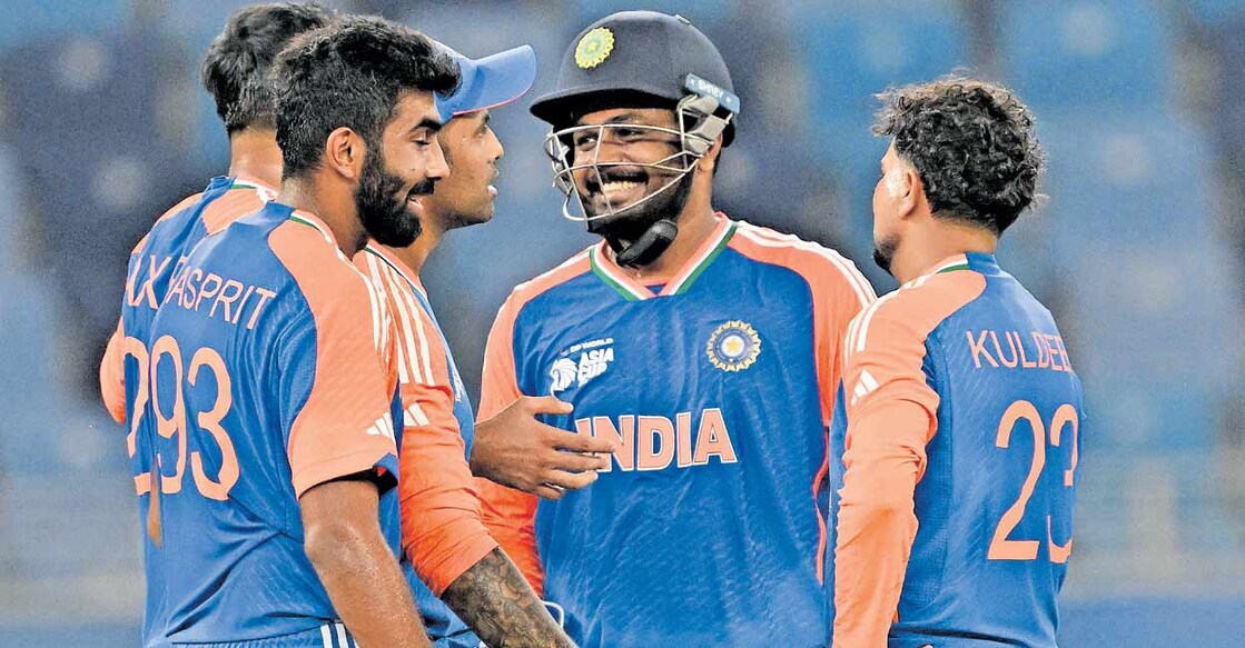 
യുഎഇ ബാറ്റർ രാഹുൽ ചോപ്രയെ പുറത്താക്കിയ കുൽദീപ് യാദവിനെ അഭിനന്ദിക്കുന്ന സഹതാരങ്ങൾ