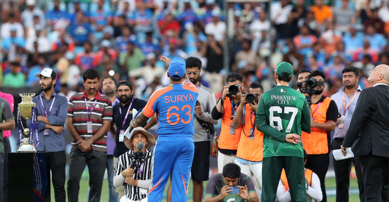 ‘കൈ കൊടുക്കണമെന്ന് നിയമമൊന്നുമില്ലല്ലോ? വെറുതെ എന്തിനാണ് പ്രഹസനം’: വിവാദത്തിൽ പ്രതികരിച്ച് ബിസിസിഐ