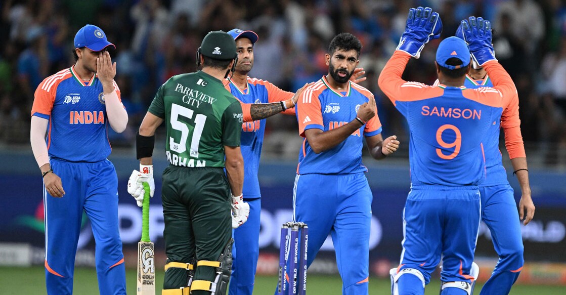 ഏഷ്യാ കപ്പ് മത്സരത്തിൽ പാക്കിസ്ഥാൻ ബാറ്റർ മുഹമ്മദ് ഹാരിസ് വിക്കറ്റ് വീഴ്ത്തിയ ഇന്ത്യൻ താരങ്ങളുടെ ആഹ്ലാദം.  (Photo by SAJJAD HUSSAIN / AFP)