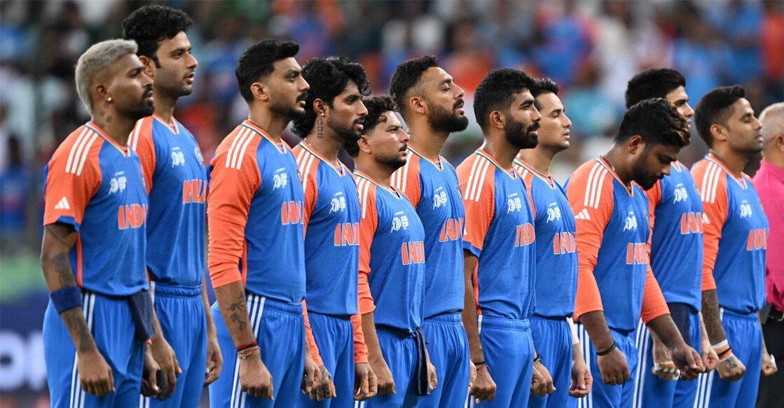 പാക്കിസ്ഥാനെതിരായ മത്സരത്തിനു മുൻപ് ഇന്ത്യൻ ക്രിക്കറ്റ് ടീം ദേശീഗാനത്തിനായി നിന്നപ്പോൾ.  (Photo by SAJJAD HUSSAIN / AFP)