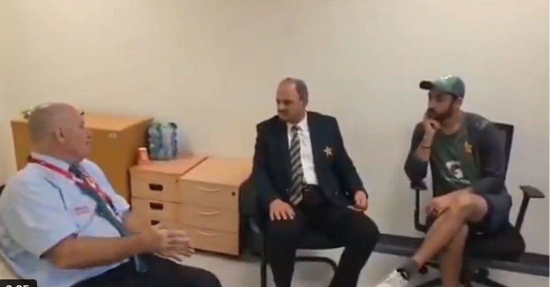 പാക്കിസ്ഥാൻ ക്രിക്കറ്റ് ടീം പ്രതിനിധികളുമായി ആൻഡി പൈക്രോഫ്റ്റ് സംസാരിക്കുന്നു. പിസിബി മീഡിയ മാനേജർ പകർത്തിയ വിഡിയോയിൽനിന്ന്.