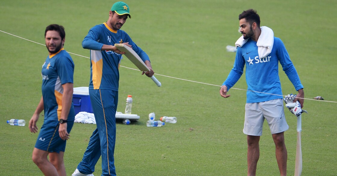 
പാക്കിസ്ഥാൻ മുൻ താരം മുഹമ്മദ് ആമിറും വിരാട് കോലിയും (ഫയൽ ചിത്രം) (Photo by Dibyangshu SARKAR / AFP)
