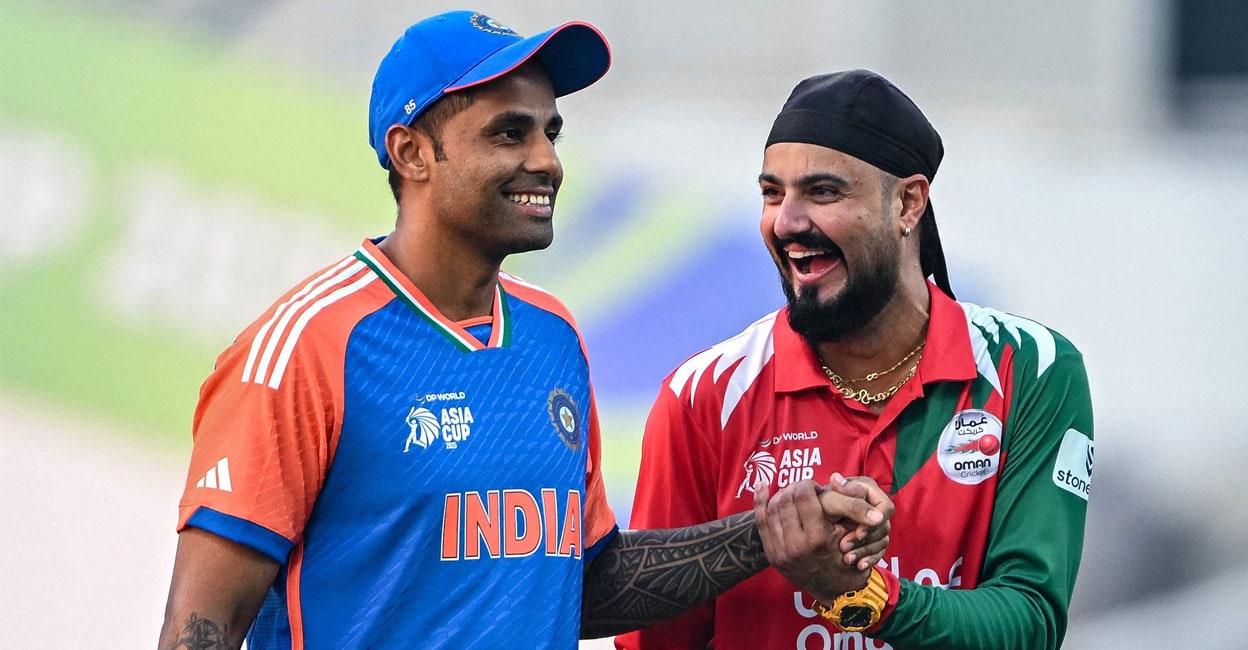 ‘ഞാനും രോഹിത്തിനെ പോലെയായി’: പേരു മറന്ന് സൂര്യ; ടോസിനു ശേഷം ഹസ്തദാനം മാത്രമല്ല സമ്മാനപ്പെട്ടിയും– വിഡിയോ