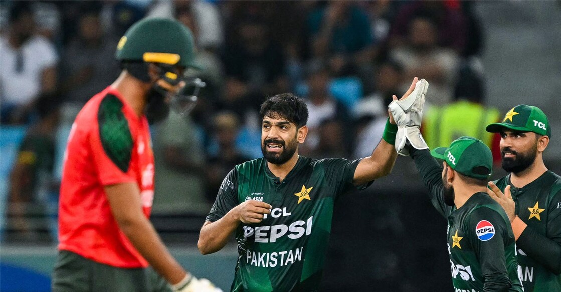 ഏഷ്യാകപ്പ് സൂപ്പർ ഫോർ മത്സരത്തിൽ ബംഗ്ലദേശിന്റെ വിക്കറ്റ് വീഴ്ത്തിയ പാക്കിസ്ഥാൻ താരം ഹാരിസ് റൗഫിനെ അഭിനന്ദിക്കുന്ന സഹതാരങ്ങൾ.  (Photo by Sajjad HUSSAIN / AFP)