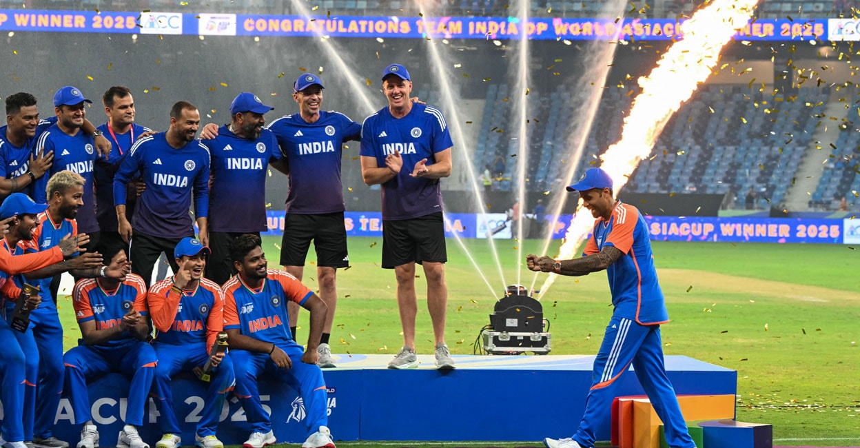 ട്രോഫിയില്ലാതെ പോ‍ഡിയത്തിൽ കയറി ആഘോഷിച്ച് ഇന്ത്യൻ താരങ്ങൾ; നഖ്‍വിയ്ക്കെതിരെ ആഞ്ഞടിച്ച് ബിസിസിഐ- വിഡിയോ