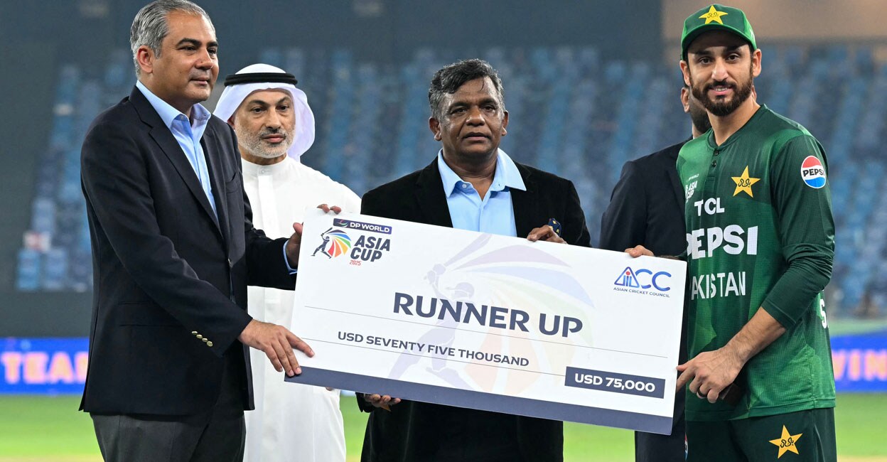 പാക്കിസ്ഥാനെ തകർത്ത ഇന്ത്യയ്ക്കു സമ്മാനമില്ല; ട്രോഫിയുമായി സ്റ്റേഡിയം വിട്ട് മൊഹ്‍സിൻ നഖ്‍വി