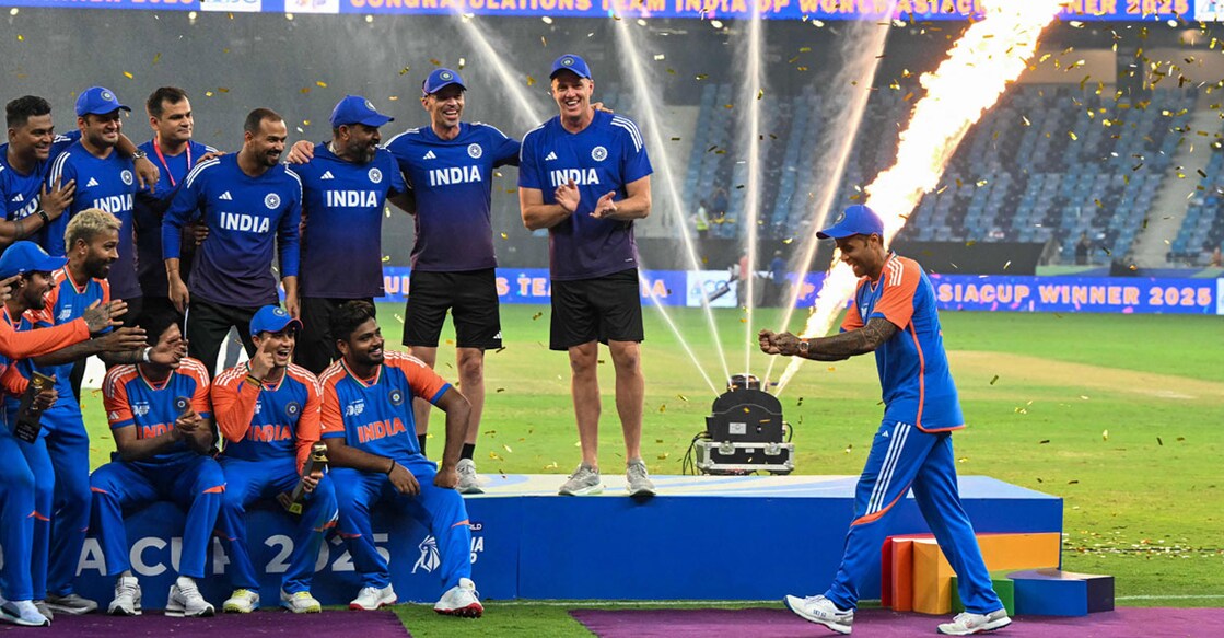  ഞായറാഴ്ച ദുബായ് രാജ്യാന്തര സ്റ്റേഡിയത്തിൽ നടന്ന ഏഷ്യാ കപ്പ് ക്രിക്കറ്റ് ഫൈനലിൽ പാക്കിസ്ഥാനെ തോൽപിച്ച് ജേതാക്കളായ ഇന്ത്യൻ ടീമംഗങ്ങൾ ട്രോഫിയില്ലാതെ നടത്തിയ വിജയാഘോഷം. ട്രോഫി കയ്യിൽ പിടിച്ചെന്ന രീതിയിൽ ടീമംഗങ്ങൾക്ക് അടുത്തേക്കു നടന്നുവരുന്ന ക്യാപ്റ്റൻ സൂര്യകുമാർ യാദവിനെയും കാണാം. (Photo by Sajjad HUSSAIN / AFP)