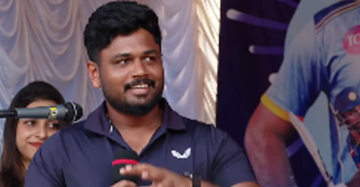 ‘കുഴപ്പമില്ല, സ്പീച്ച് ഒക്കെ നന്നായി വരുന്നുണ്ടല്ലേ; ഇന്ത്യൻ ക്യാംപല്ല, എന്താണെങ്കിലും നീ വന്നിരിക്കണമെന്ന് അച്ഛൻ പറഞ്ഞു’: കയ്യടി നേടി സഞ്ജു– വിഡിയോ