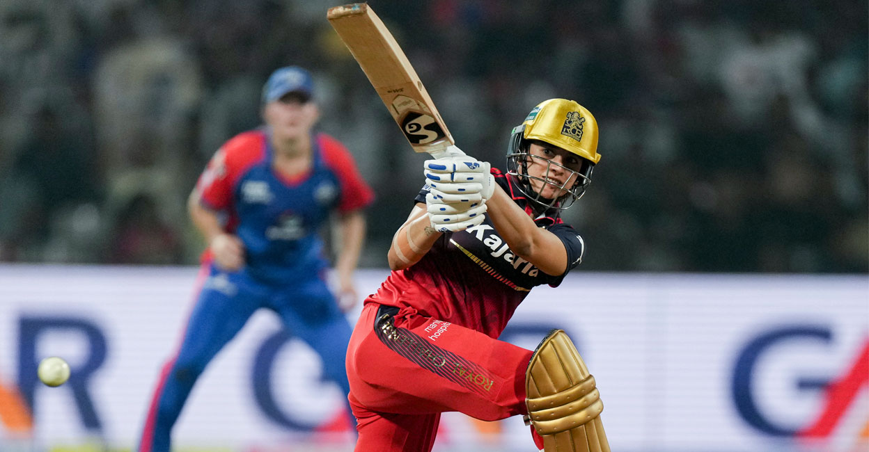 ഡബ്ല്യുപിഎലിലെ കന്നി സെഞ്ചറിക്ക് വെറും 4 റൺസ് അകലെ വീണ് സ്മൃതി; തുടർച്ചയായ നാലാം ജയത്തോടെ അപരാജിത കുതിപ്പ് തുടർന്ന് ആർസിബി