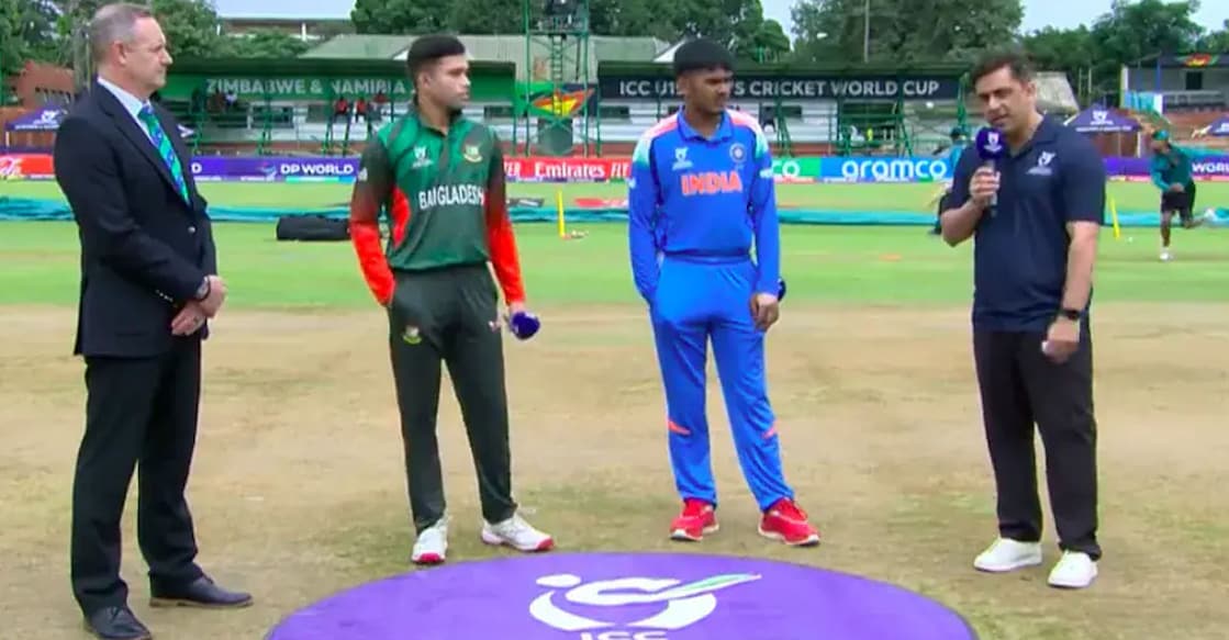 അണ്ടർ 19 ഏകദിന ലോകകപ്പിൽ ഇന്ത്യ–ബംഗ്ലദേശ് മത്സരത്തിന്റെ ടോസ് സമയത്ത് (ചിത്രം X/@StarSportsIndia)