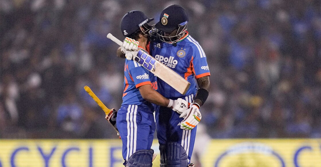 ന്യൂസീലൻഡിനെതിരായ രണ്ടാം ട്വന്റി20യിലെ വെട്ടിക്കെട്ട് ഇന്നിങ്സിനു പിന്നാലെ പുറത്തായ ഇഷാൻ കിഷനെ ആശ്ലേഷിക്കുന്ന ഇന്ത്യൻ ക്യാപ്റ്റൻ സൂര്യകുമാർ യാദവ്. . (PTI Photo/Karma Bhutia)