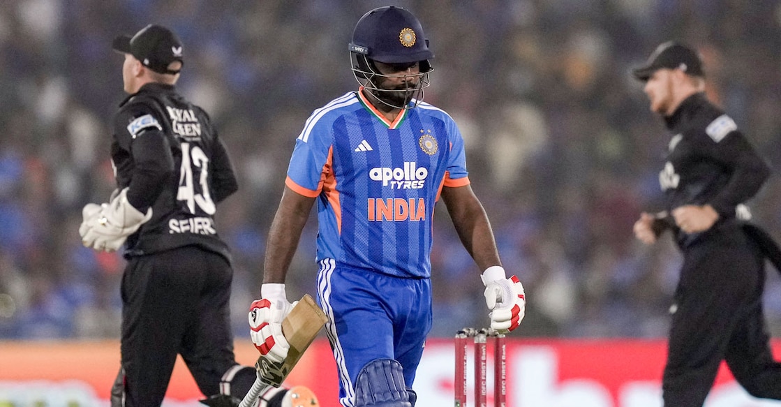 
ന്യൂസീലൻഡിനെതിരായ രണ്ടാം ട്വന്റി20 മത്സരത്തിൽ പുറത്തായ സഞ്ജു സാംസൺ‌ നിരാശയോടെ ഗ്രൗണ്ട് വിടുന്നു.  (PTI Photo/Karma Bhutia)
