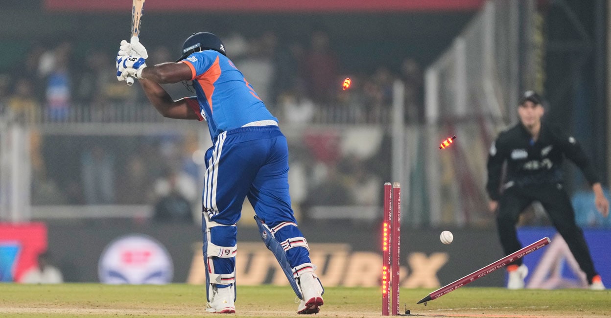 ‘ഇതിലും ഭേദം ഗിൽ, ലോകകപ്പ് ടീമിൽനിന്നു പുറത്താക്കണം’; കുറ്റിക്കൊപ്പം ടീമിൽനിന്നും തെറിച്ചോ?: കാര്യവട്ടത്ത് കളിക്കാൻ സഞ്ജുവിന് യോഗമില്ലേ?