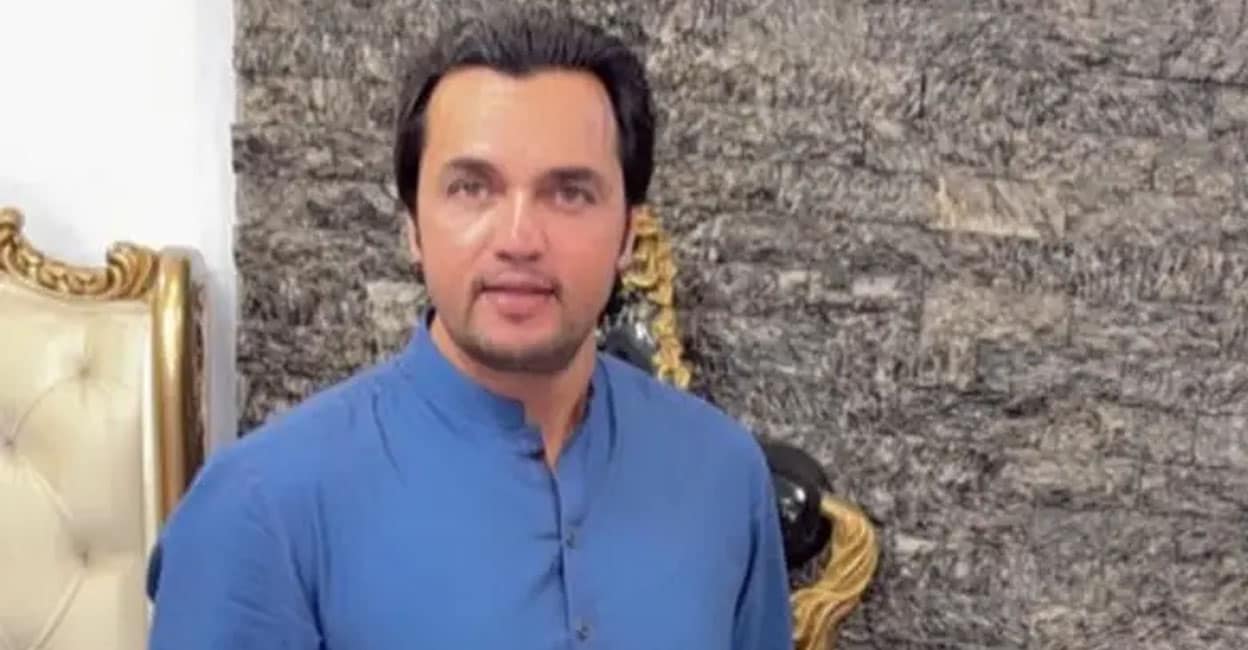 ‘ഫാം ഹൗസിലേക്ക് കൊണ്ടുപോയി, വസ്ത്രങ്ങൾ ബലമായി ഊരിമാറ്റി’: വീട്ടുജോലിക്കാരിയെ പീഡിപ്പിച്ചതിന് പാക്ക് ഇതിഹാസ താരത്തിന്റെ മകൻ പിടിയിൽ