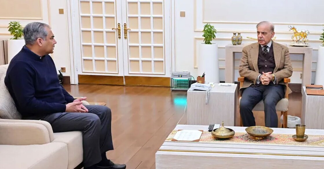 പിസിബി ചെയർമാനും പാക്കിസ്ഥാൻ ആഭ്യന്തര മന്ത്രി കൂടിയായ മൊഹ്സിൻ നഖ്‌വിയും പാക്കിസ്ഥാൻ പ്രധാനമന്ത്രി  ഷെഹ്ബാസ് ഷെരീഫും തമ്മിൽ നടത്തിയ ചർച്ച (© X/@PakPMO)