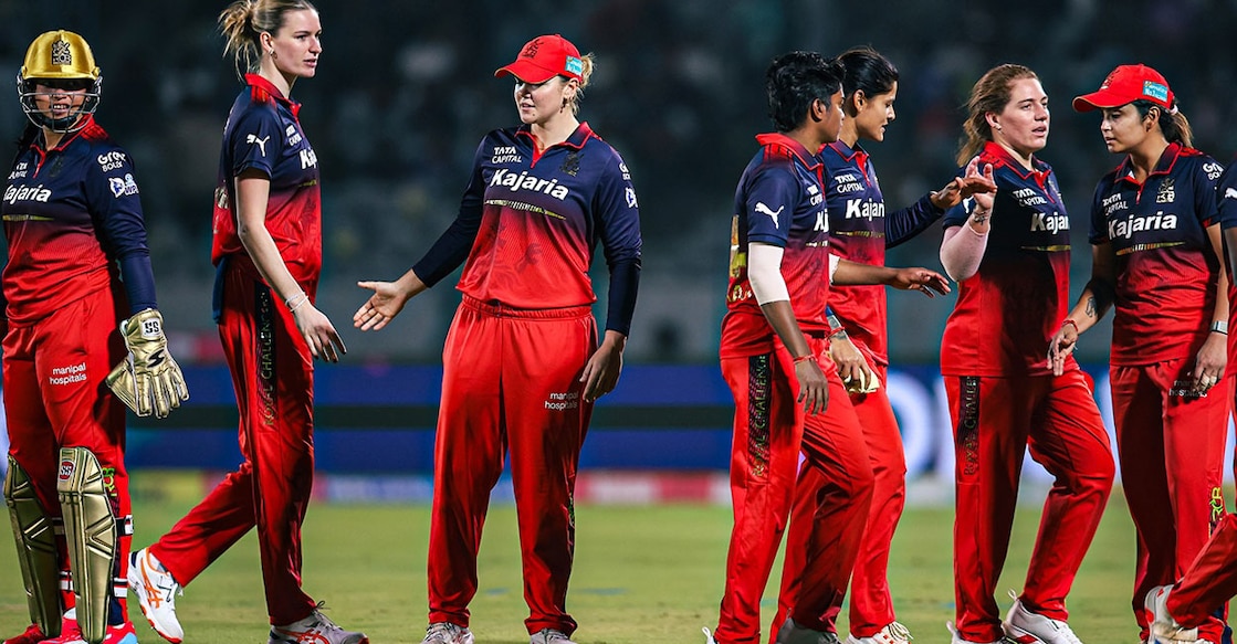 ആർസിബി താരങ്ങൾ മത്സരത്തിനിടെ