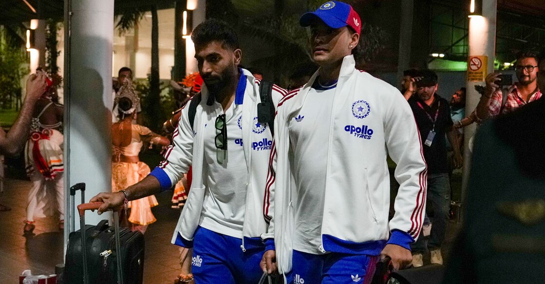 ട്വന്റി20 ലോകകപ്പിൽ പാക്കിസ്ഥാനെതിരായ മത്സരത്തിനു മുന്നോടിയായ കൊളംബോ വിമാനത്താവളത്തിലെത്തിയ ഇന്ത്യൻ താരങ്ങളായ ജസ്‌പ്രീത് ബുമ്രയും അഭിഷേക് ശർമയും. PTI Photo/Arun Sharma) 