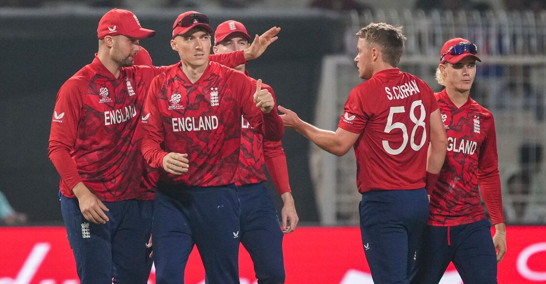 ട്വന്റി20 ലോകകപ്പിൽ ഇറ്റലിക്കെതിരായ മത്സരത്തിൽ  വിക്കറ്റ് വീഴ്ത്തിയ ഇംഗ്ലണ്ട് താരം സാം കറനെ അഭിനന്ദിക്കുന്ന സഹതാരങ്ങൾ. (PTI Photo/Swapan Mahapatra)