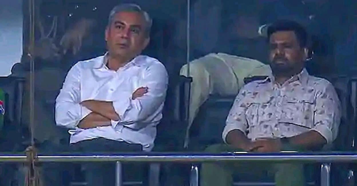 പാക്കിസ്ഥാനു കൂട്ടത്തകർച്ച, ലോകകപ്പ് മത്സരം തീരുംമുൻപേ സ്റ്റേ‍ഡിയം വിട്ട് മൊഹ്സിൻ നഖ്‍വി- വിഡിയോ