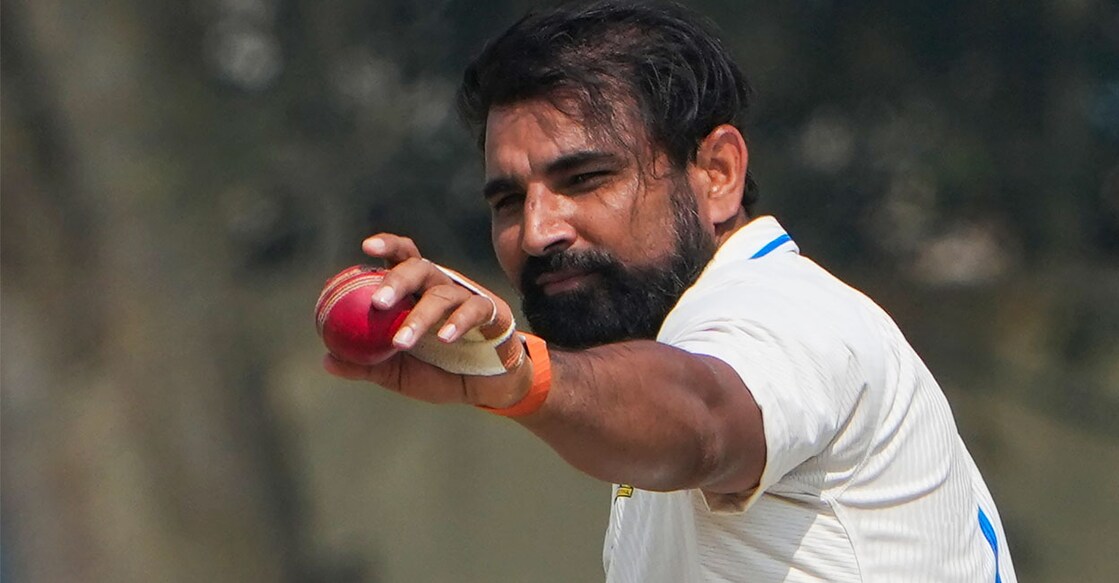 ജമ്മു കശ്മീരിനെതിരായ രഞ്ജി ട്രോഫി സെമിഫൈനലിൽ എട്ടു വിക്കറ്റ് വീഴ്ത്തിയ ബംഗാൾ താരം മുഹമ്മദ് ഷമിയുടെ ആഘോഷം. (PTI Photo/Manvender Vashist Lav)