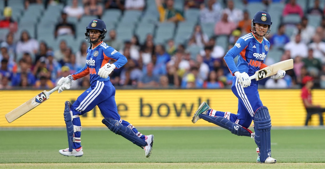 ഓസ്ട്രേലിയയ്‌ക്കെതിരായ മൂന്നാം ട്വന്റി20 മത്സരത്തിനിടെ ഇന്ത്യൻ ബാറ്റർമാരായ ജമീമ റോഡ്രിഗ്‌സും സ്മൃതി മന്ഥനയും. ഇരുവരും അർധസെഞ്ചറി നേടി. (X/BCCI)