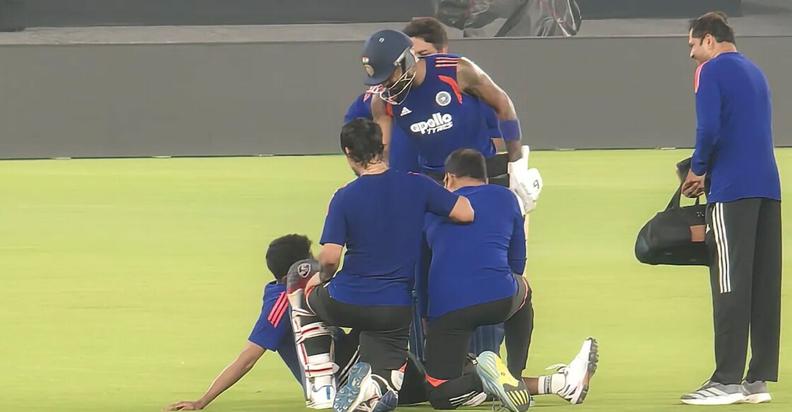 
പരിശീലനത്തിനിടെ ഹാർദിക് പാണ്ഡ്യയുടെ ഷോട്ടു കൊണ്ട് പരുക്കേറ്റ് മുഹമ്മദ് സിറാജിനു പ്രാഥമിക ശുശ്രൂഷ നൽകുന്നു (X/@RevSportz)