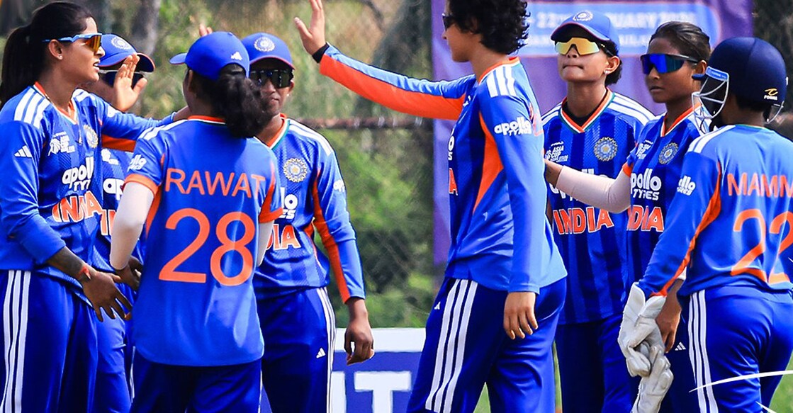 വിക്കറ്റ് നേട്ടം ആഘോഷിക്കുന്ന ഇന്ത്യ എ താരങ്ങൾ