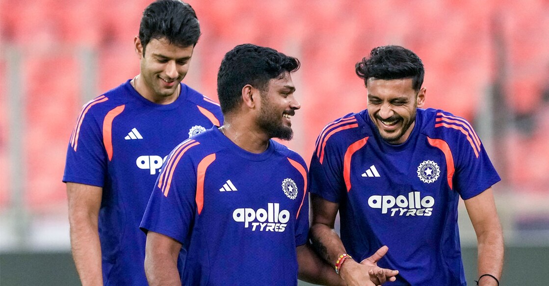 
ഇന്ത്യൻ താരങ്ങളായ ശിവം ദുബെ, സഞ്ജു സാംസൺ, അക്ഷർ പട്ടേൽ എന്നിവർ പരിശീലനത്തിനിടെ.(PTI Photo/Gurinder Osan) 
