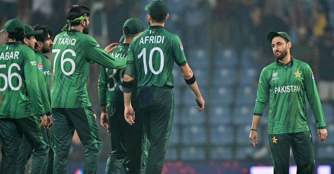 ട്വന്റി20 ലോകകപ്പിൽ ഇംഗ്ലണ്ടിനെതിരായ സൂപ്പർ 8 മത്സരം തോറ്റതിനു ശേഷം പാക്കിസ്ഥാൻ താരങ്ങൾ.  (Photo by Ishara S. KODIKARA / AFP)