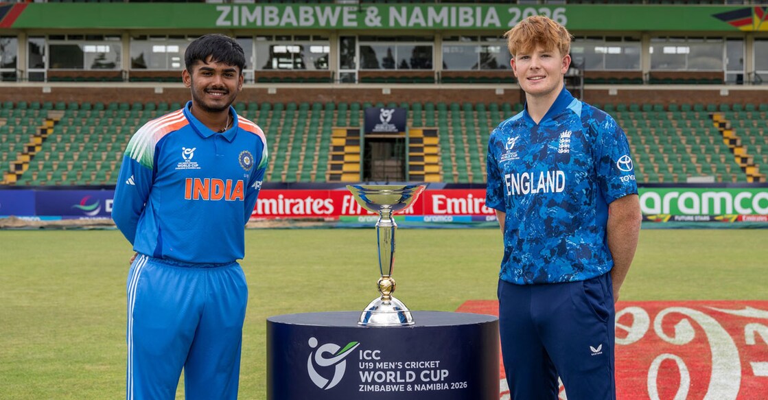 ഇന്ത്യൻ ക്യാപ്റ്റൻ ആയുഷ് മാത്രെയും ഇംഗ്ലണ്ട് ക്യാപ്റ്റൻ തോമസ് റീവും ട്രോഫിക്കരികെ.
