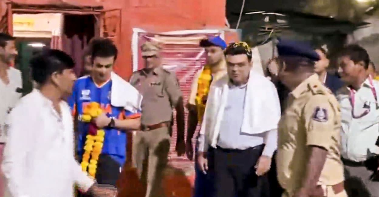 ‘സഞ്ജുവും സിറാജും ട്രോഫി എന്തുകൊണ്ട് പള്ളിയിൽ കൊണ്ടുപോയില്ല’: കീർത്തി ആസാദിനെതിരെ ആഞ്ഞടിച്ച് ഗംഭീർ, ക്ഷുഭിതനായി ഇഷാൻ– വിഡിയോ