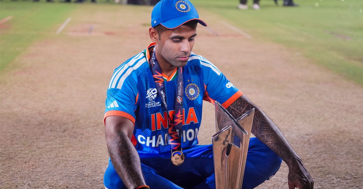 15 പേർക്കും അവസരം, പ്ലേയിങ് ഇലവനിൽനിന്ന് ഒഴിവാക്കിയാൽ ക്ഷമ ചോദിക്കും; ‘360 ഡിഗ്രി’ സൗഹൃദം: കരുതലിന്റെ സൂര്യ ടച്ച്