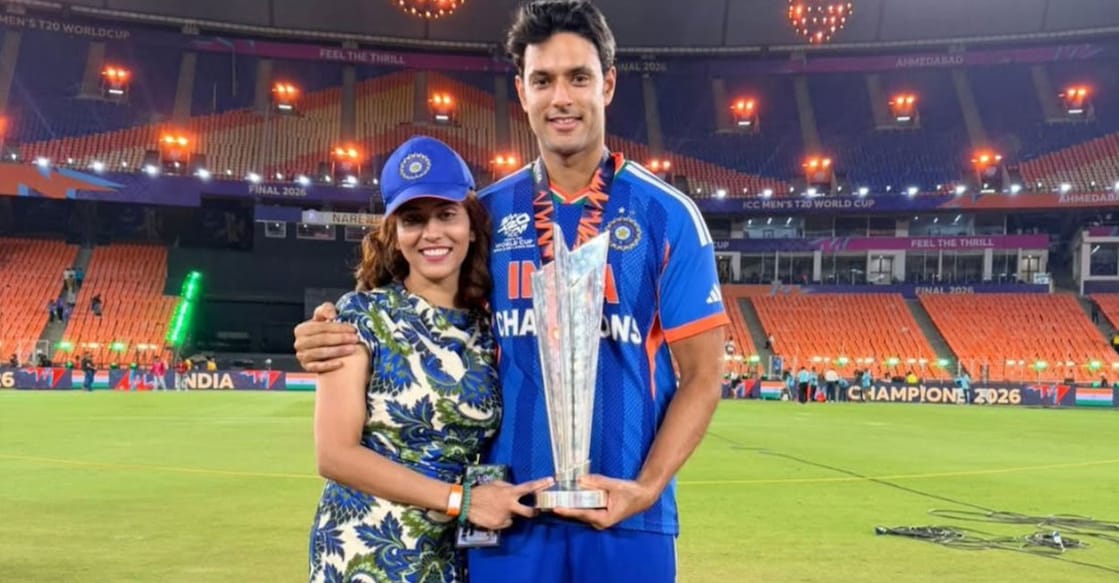 ശിവം ദുബെയും ഭാര്യ അൻജും ഖാനും ട്വന്റി20 ലോകകപ്പ് ട്രോഫിയുമായി. 
