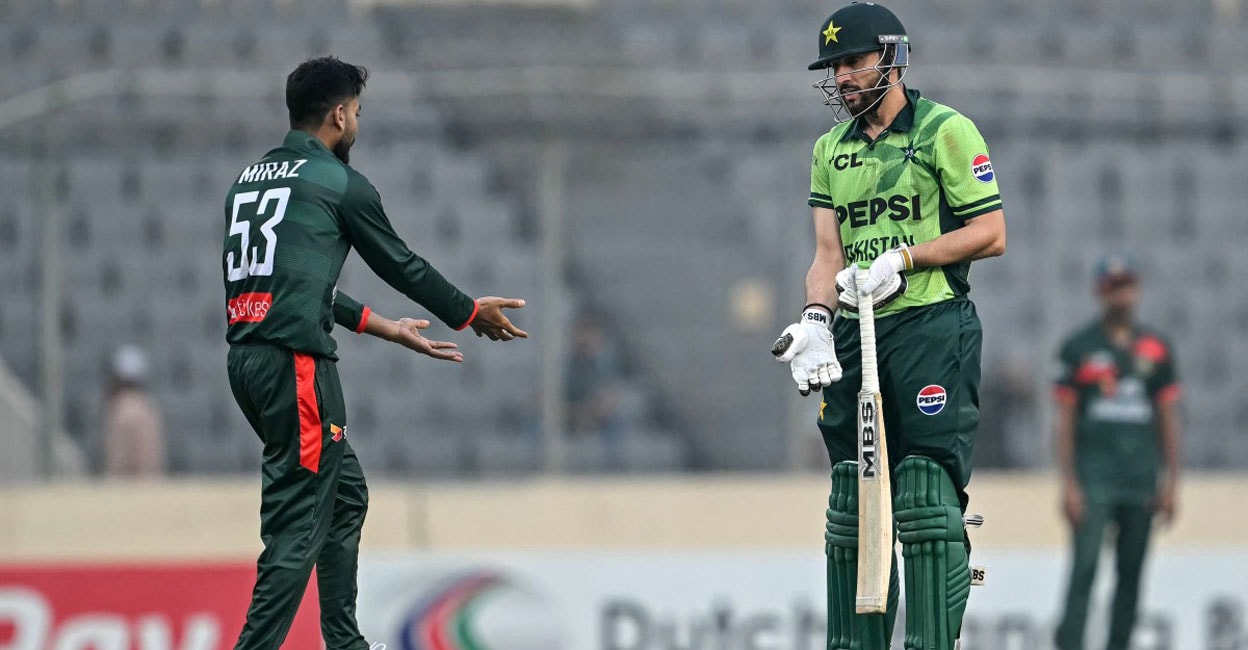 പന്തെടുത്തു നൽകാൻ കുനിഞ്ഞ് പാക്ക് ബാറ്റർ, കിട്ടിയ തക്കത്തിന് റൺഔട്ടാക്കി ബംഗ്ലദേശ് ബോളർ, ഗ്രൗണ്ടിൽ രോഷപ്രകടനം- വിഡിയോ