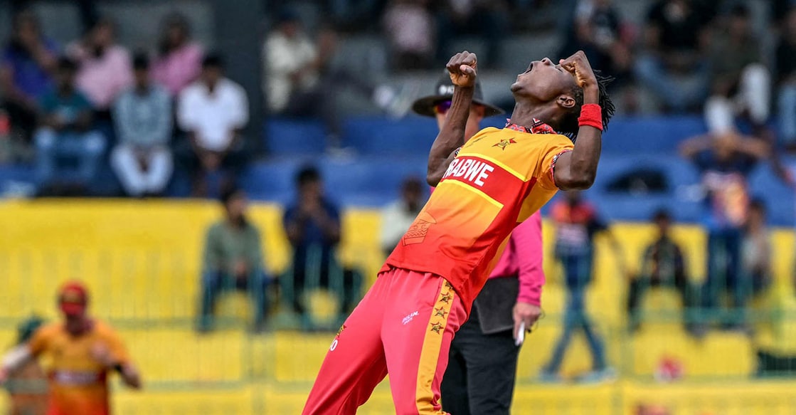 ട്വന്റി20 ലോകകപ്പിൽ ഓസ്ട്രേലിയയ്‌ക്കെതിരായ മത്സരത്തിൽ വിക്കറ്റ് വീഴ്ത്തിയ സിംബാബ്‌‍വെ താരം  ബ്ലസിങ് മുസറബനിയുടെ ആഘോഷം. (Photo by Ishara S. KODIKARA / AFP)
