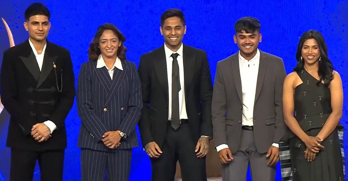 ബിസിസിഐയുടെ വാർഷിക പുരസ്കാര സമർപ്പണ വേദിയിൽ, ഐസിസി  ട്രോഫി നേടിയ ക്യാപ്റ്റന്മാർ ഫോട്ടോയ്ക്കു പോസ്  ചെയ്‌തപ്പോൾ. ചാംപ്യൻസ് ട്രോഫിയിൽ ക്യാപ്റ്റനായിരുന്ന രോഹിത് ശർമയ്ക്കു പകരം വൈസ് ക്യാപ്റ്റൻ ശുഭ്‌മൻ ഗില്ലാണ് ഫോട്ടോയ്‌ക്കു പോസ് ചെയ്‌തത്. (X/@StarSportsIndia)