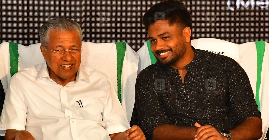 തിരുവനന്തപുരത്തു നടത്തിയ സ്വീകരണച്ചടങ്ങിൽ മുഖ്യമന്ത്രി പിണറായി വിജയനൊപ്പം സഞ്ജു സാംസൺ. ചിത്രം∙ അരവിന്ദ് ബാല, മനോരമ