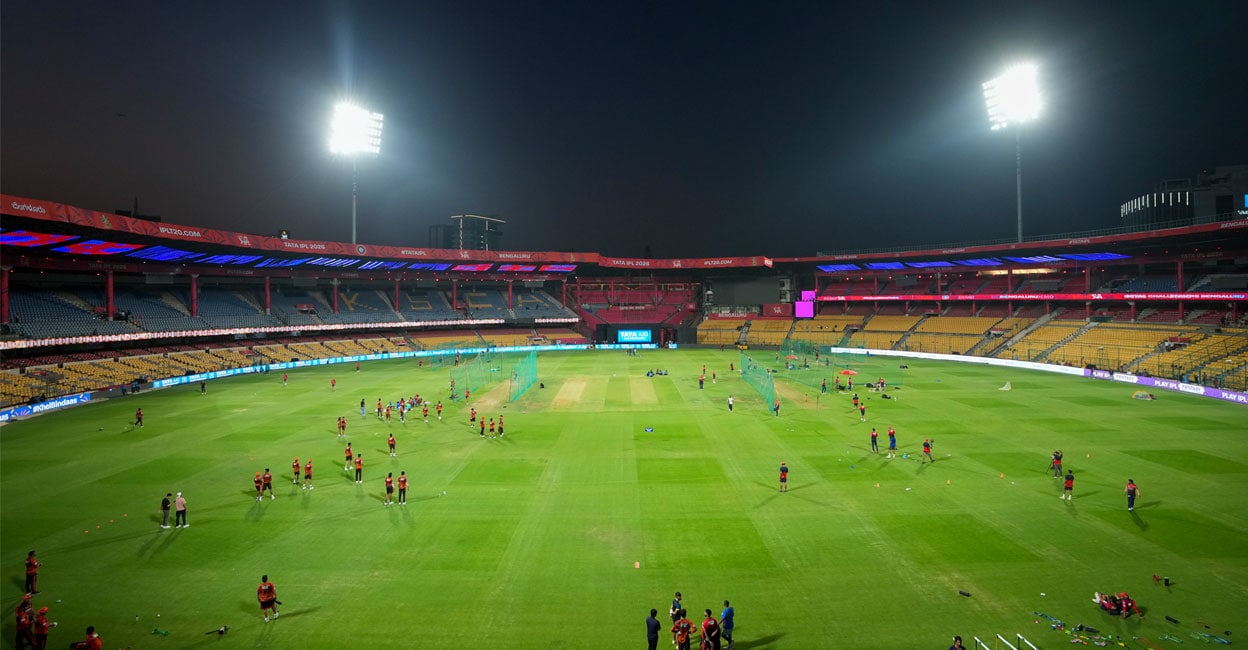 ‘ഞങ്ങൾക്ക് ക്യൂ നിൽക്കാൻ പറ്റില്ല, പ്രത്യേക സീറ്റ് വേണം’: എംഎൽഎമാർക്ക് 4 ‘ഫ്രീ’ വിഐപി ടിക്കറ്റുകൾ നൽകണമെന്ന് സ്പീക്കർ- Karnataka | MLA | RCB | IPL