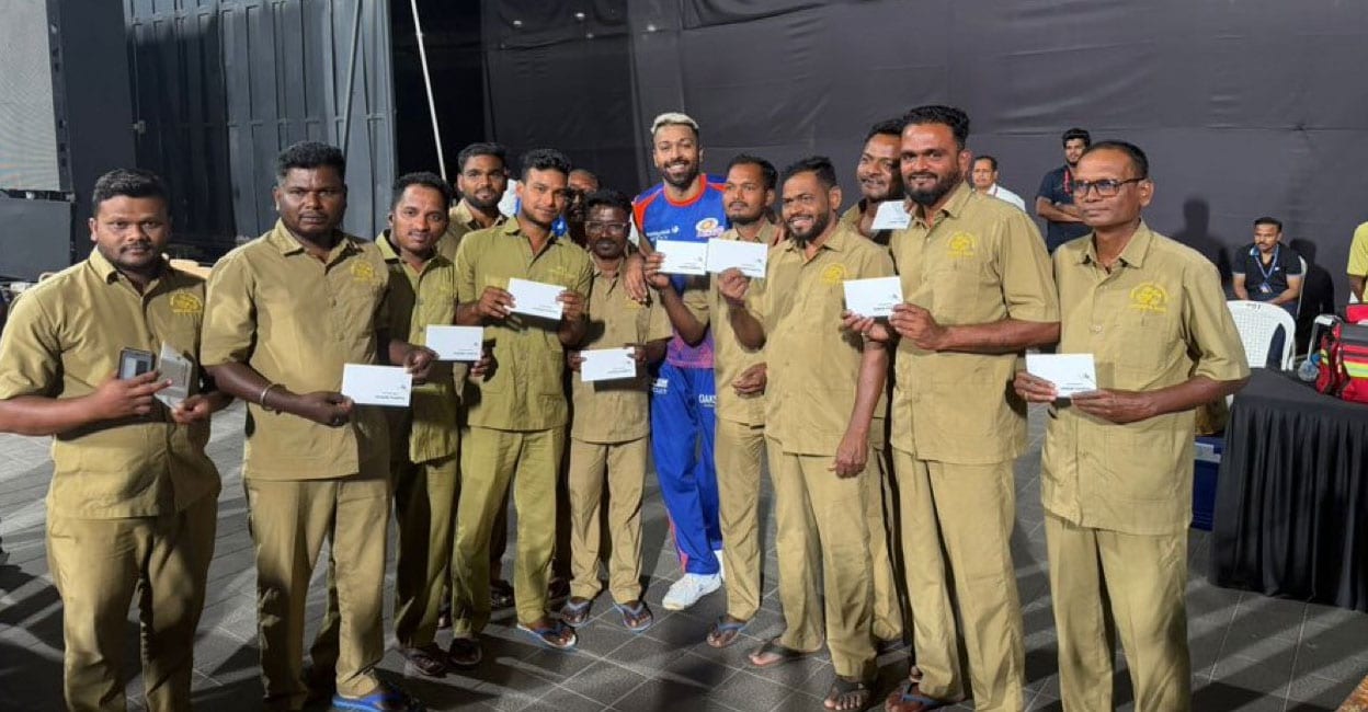വാക്ക് പാലിച്ച് ഹാർദിക് പാണ്ഡ്യ: പക്ഷേ ആ ചെക്ക് 10 ലക്ഷത്തിന്റെയോ അതോ 10,000 രൂപയുടേതോ? സത്യം ഇതാണ്
